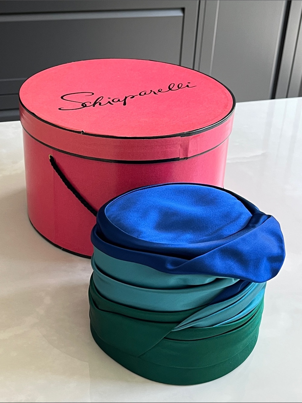Elsa Schiaparelli 1950’s Hat. Ombré Silk Satin Toque + Original Hat Box. Paris. - Picture 4 of 13